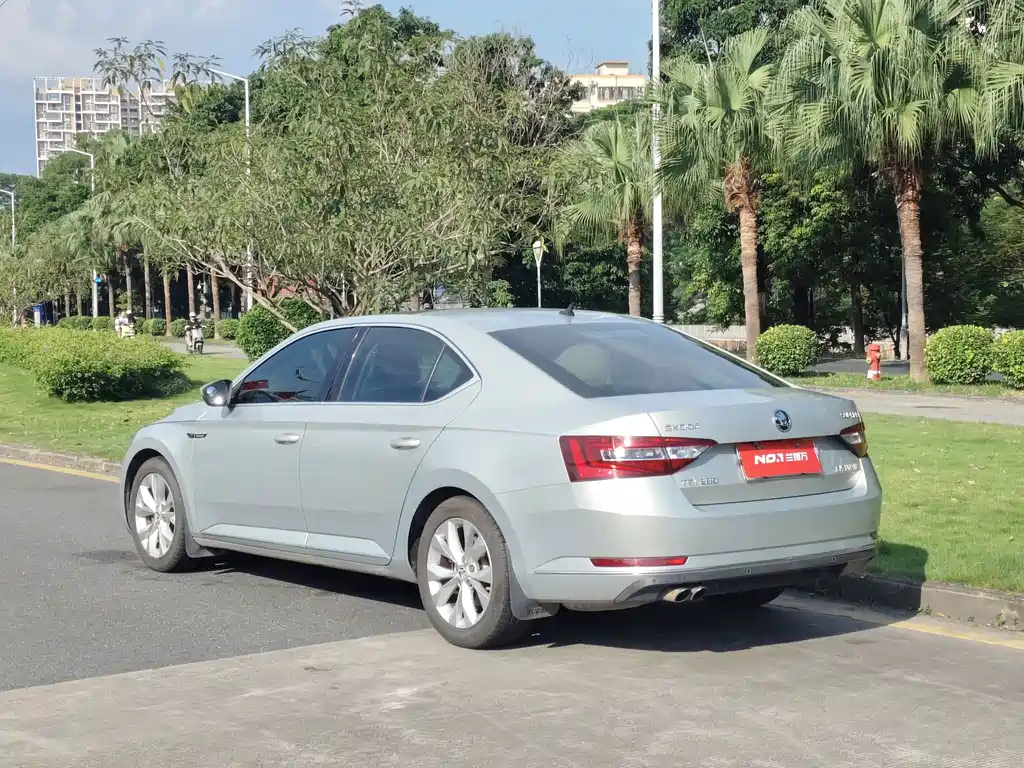 Skoda Superb — миниатюра 4