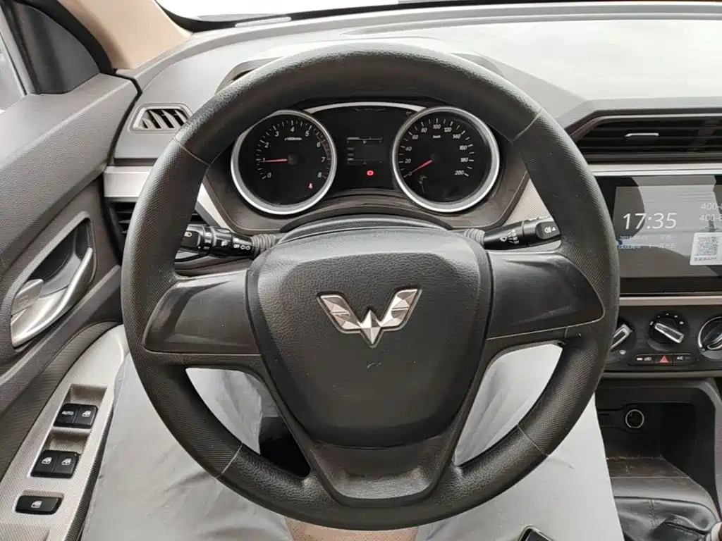 Wuling Hongguang — миниатюра 11