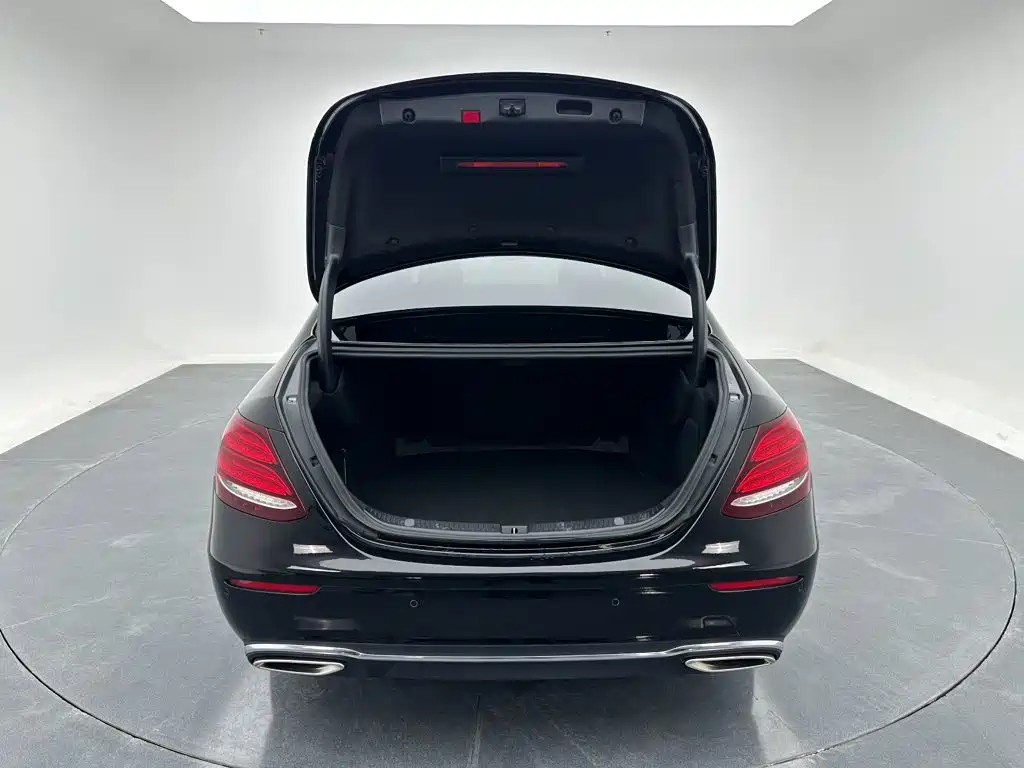Mercedes-Benz E-Class — миниатюра 23