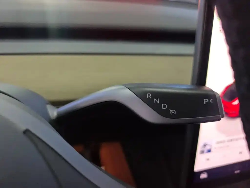 Tesla Model Y — миниатюра 14