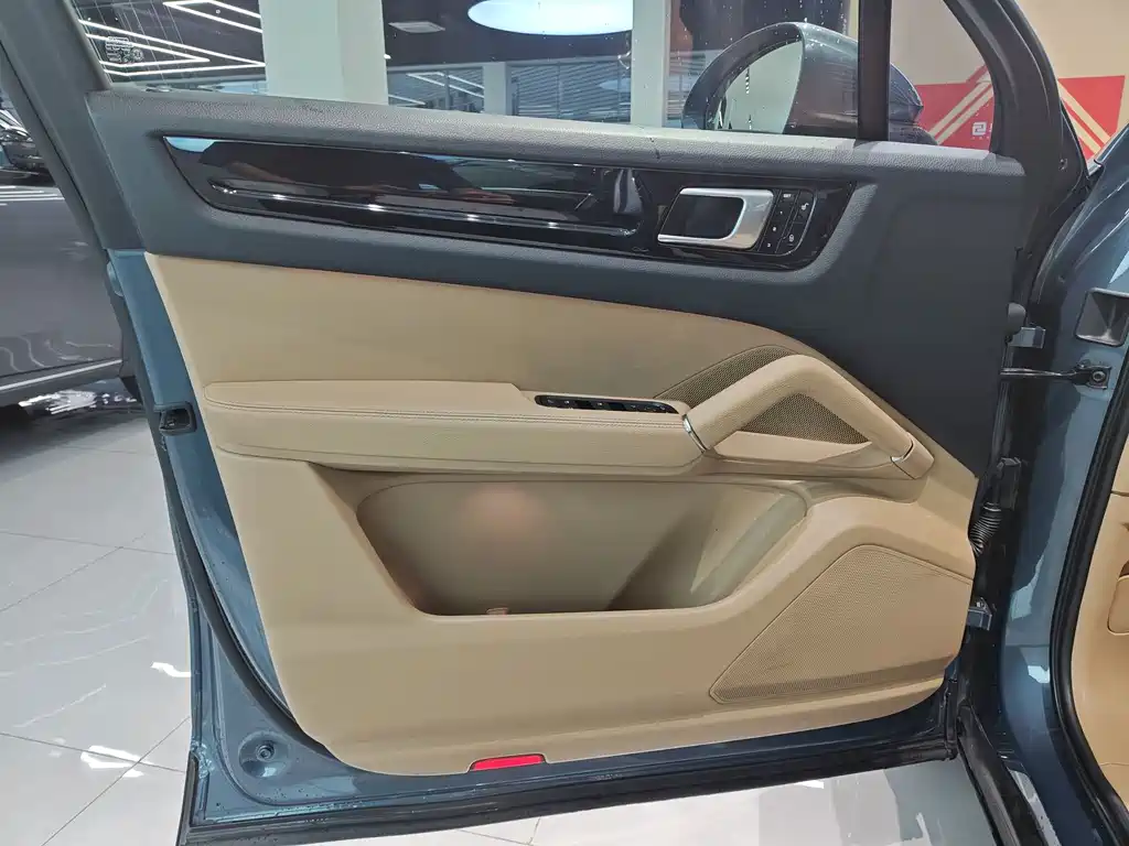 Porsche Cayenne Hybrid — миниатюра 18