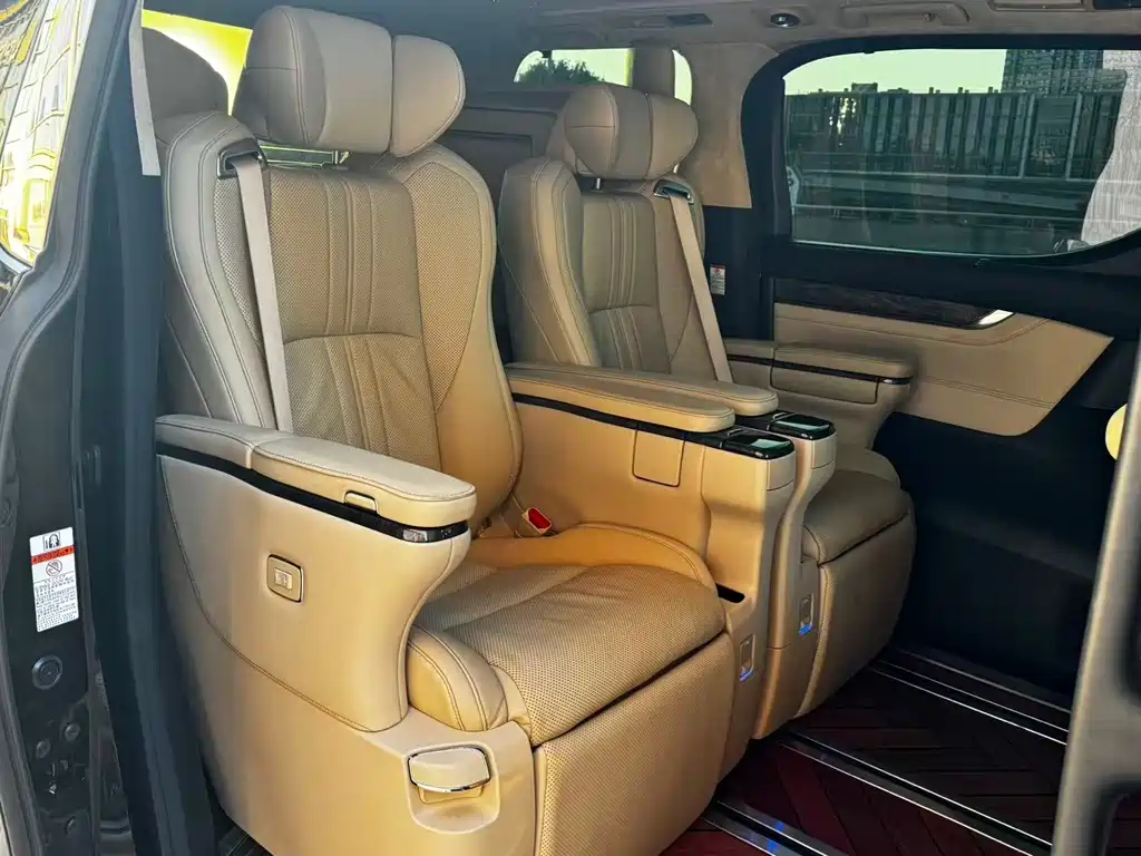 Toyota Alphard — миниатюра 11