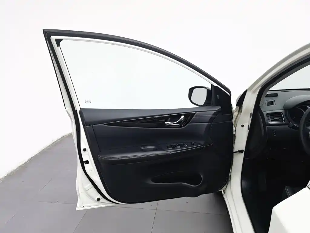 Nissan Tiida — миниатюра 8