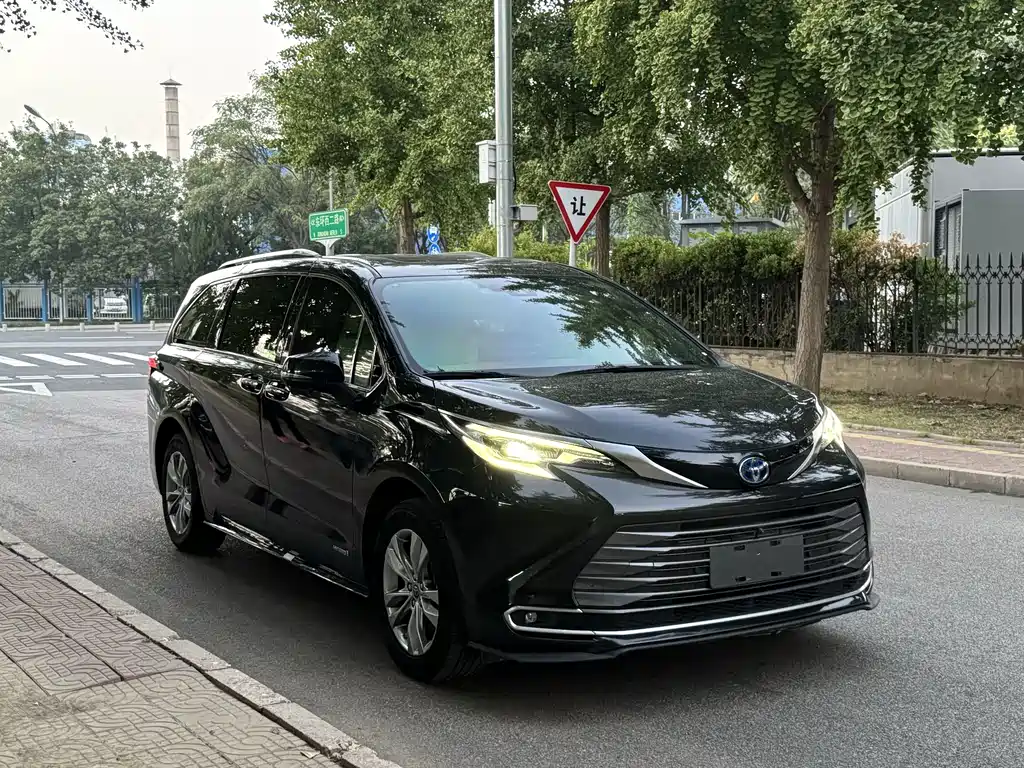Toyota Sienna — миниатюра 3