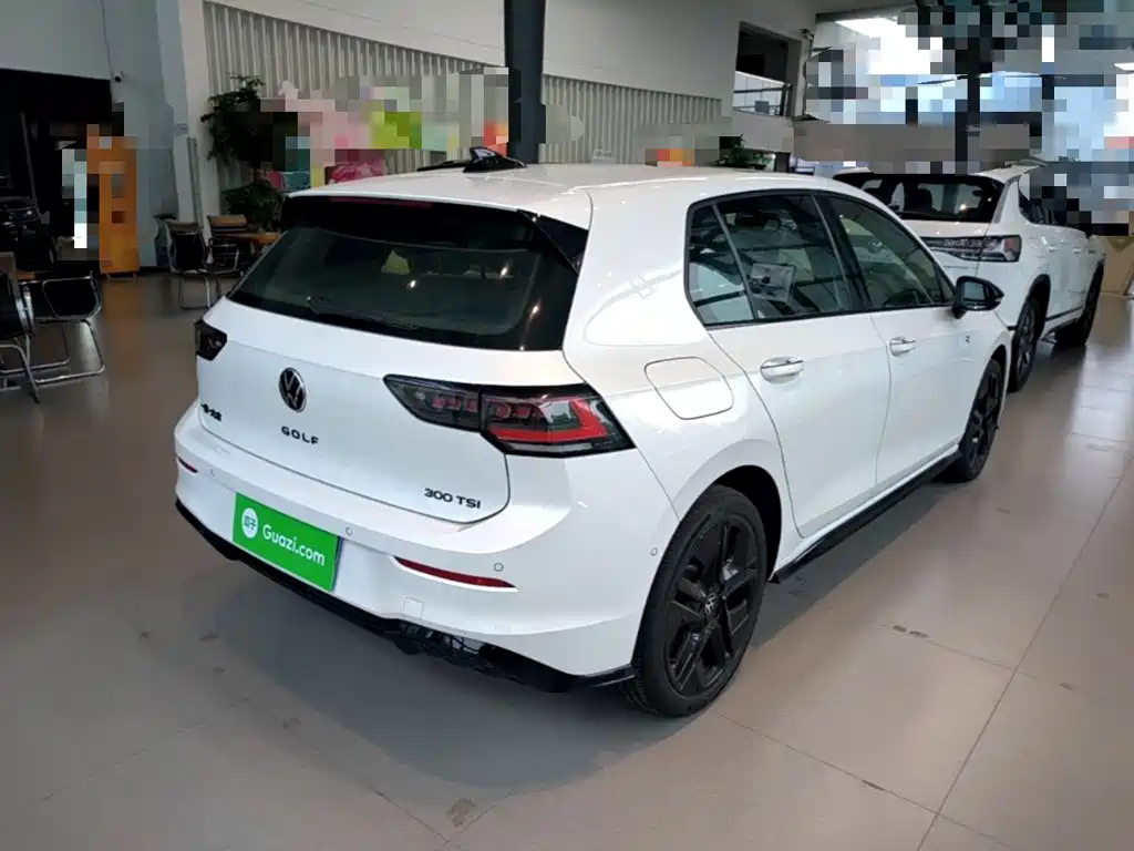 Volkswagen Golf 2025 300TSI R-Line