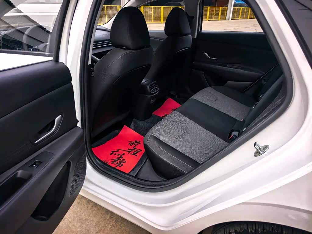 Hyundai Elantra 1.5 л 2023 г. Белый, пробег 40000 км