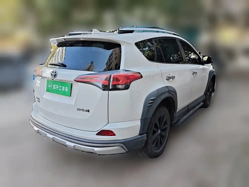 Toyota RAV4 — миниатюра 8