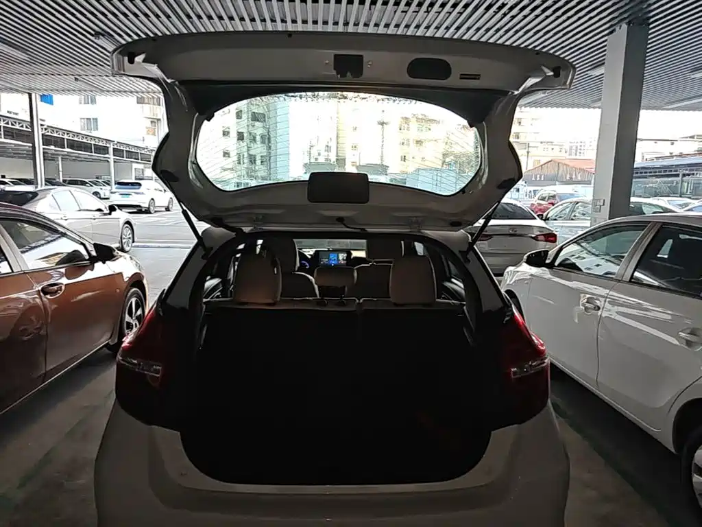 Toyota Yaris L — миниатюра 19