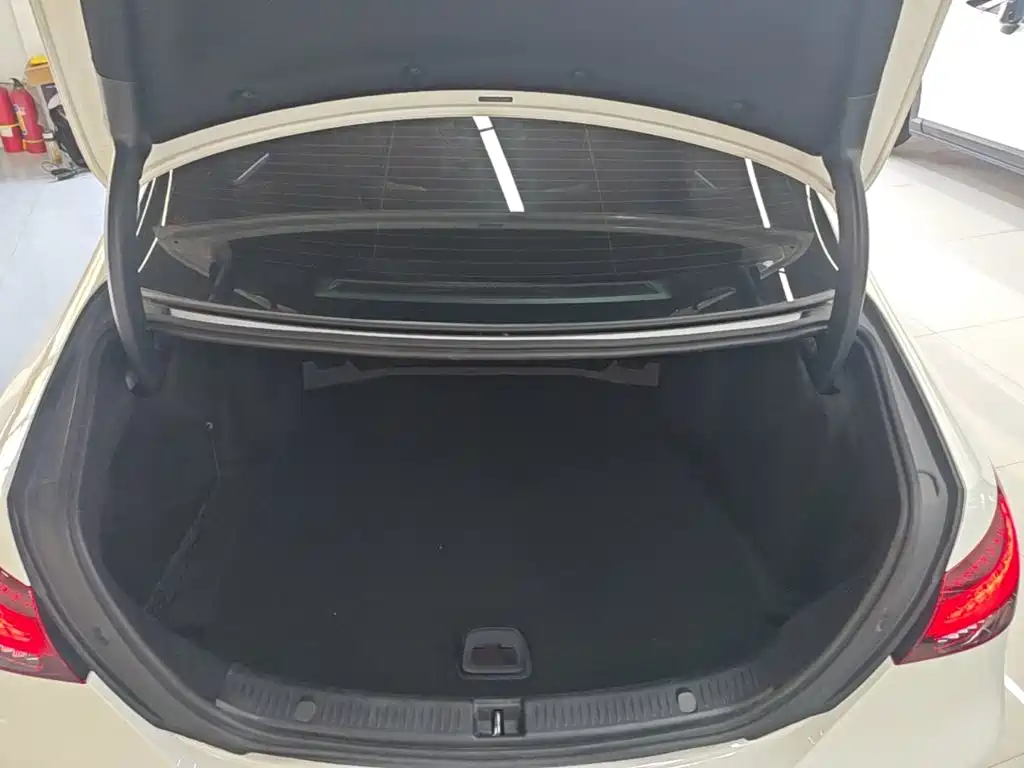 Mercedes-Benz E-Class — миниатюра 19