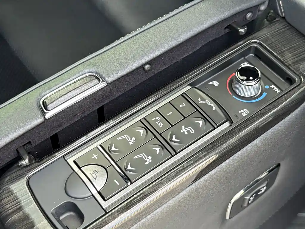 Lexus LM — миниатюра 11