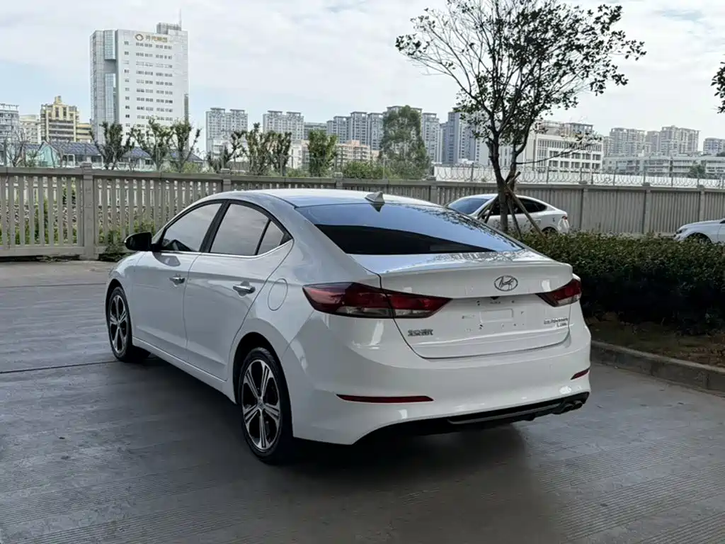 Hyundai Elantra — миниатюра 5