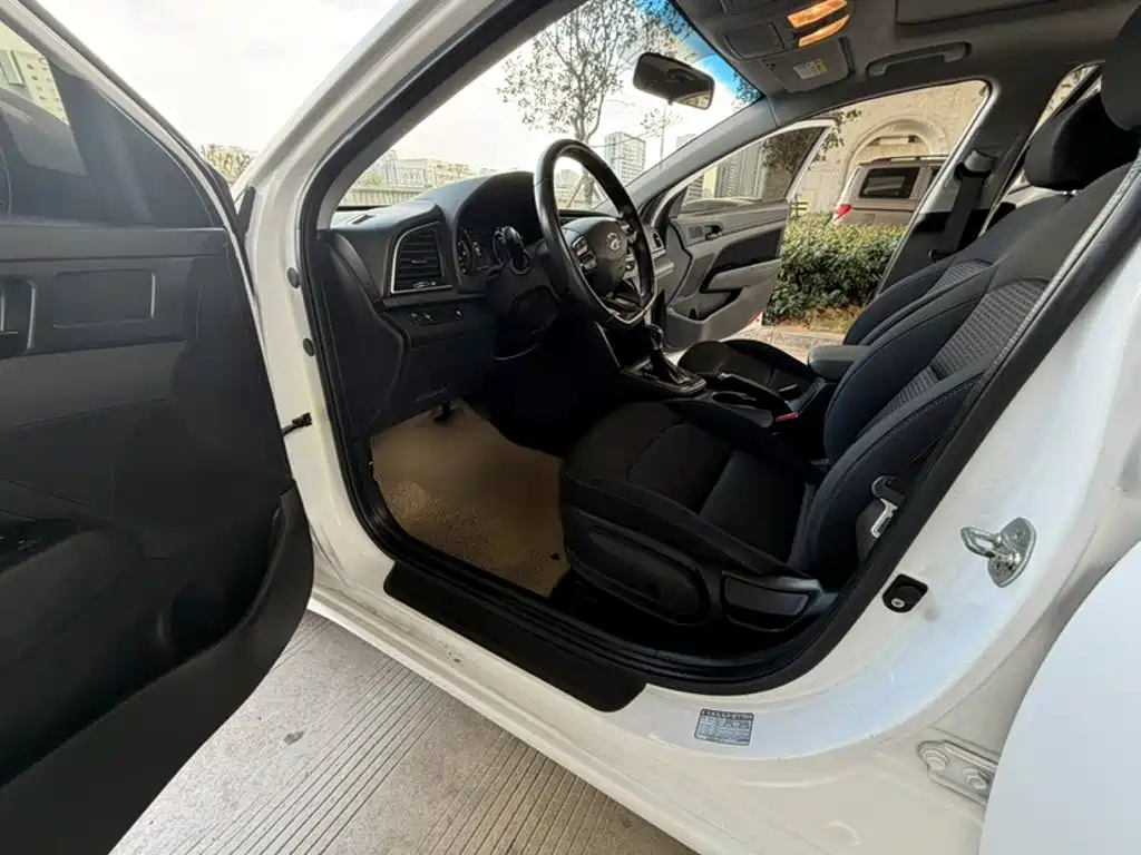 Hyundai Elantra — миниатюра 9