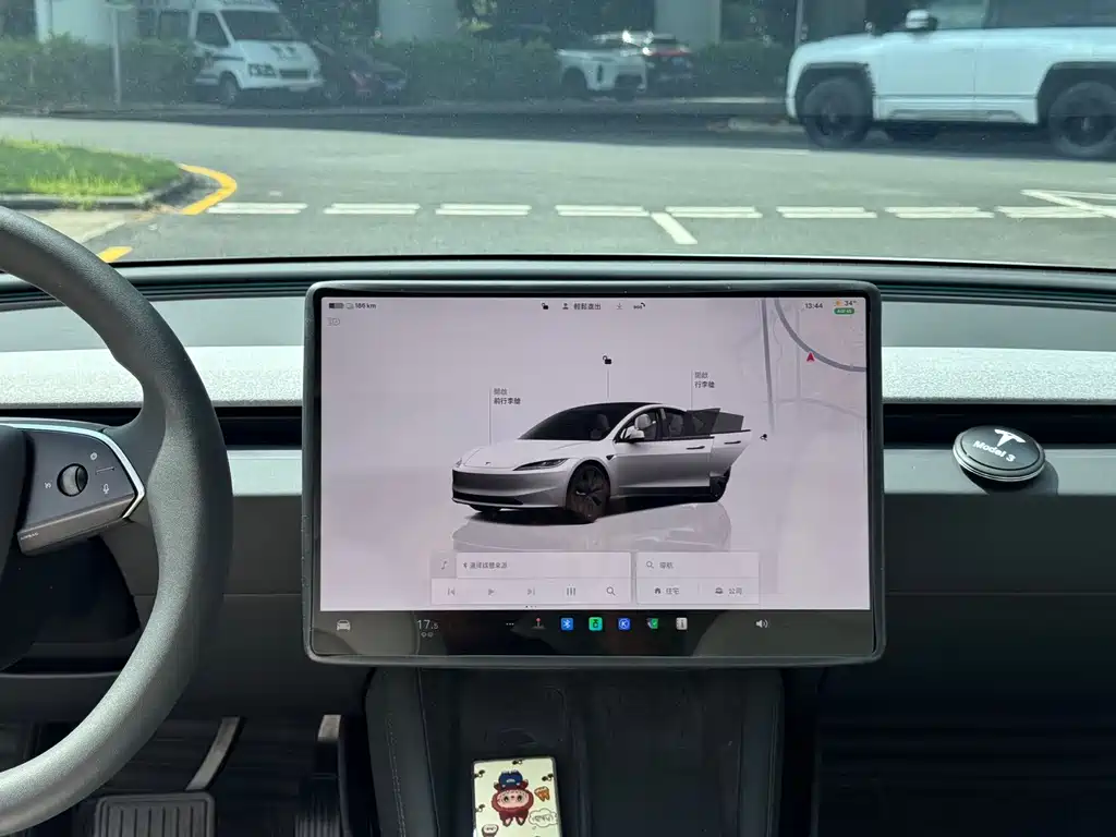 Tesla Model 3 — миниатюра 9