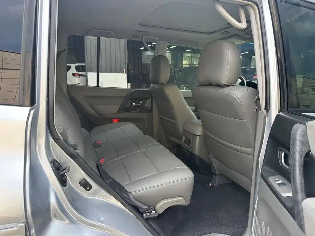 Mitsubishi Pajero — миниатюра 7