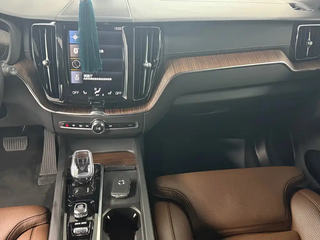 Volvo XC60 PHEV — миниатюра 11