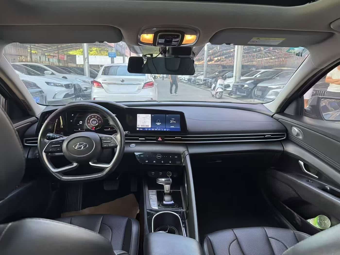 Hyundai Elantra 1.4 л 2023 г. Серебристо-серый, пробег 28000 км