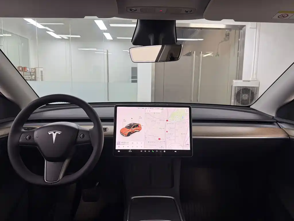 Tesla Model Y — миниатюра 16