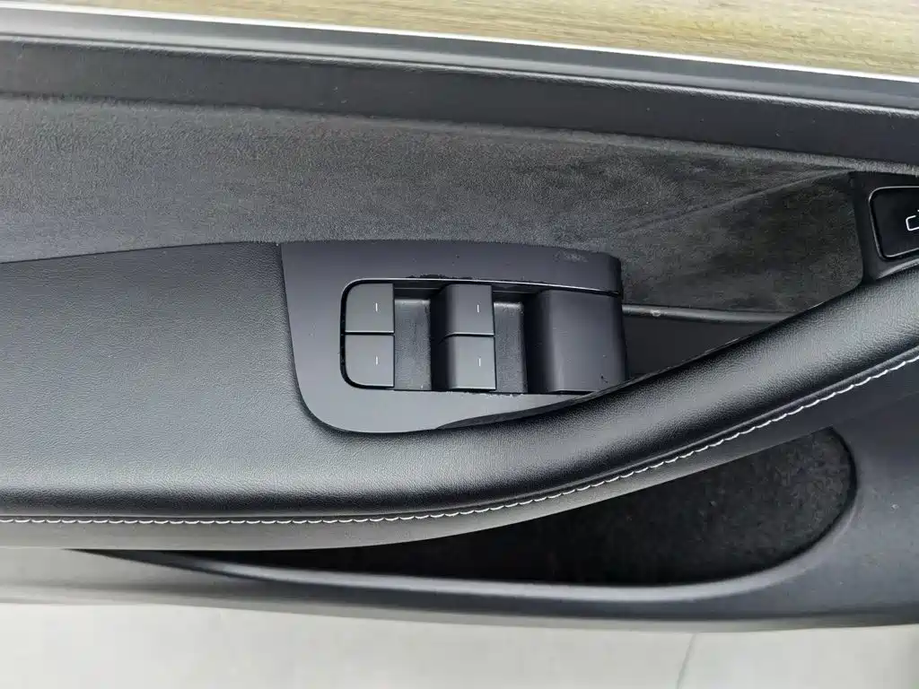 Tesla Model Y — миниатюра 9