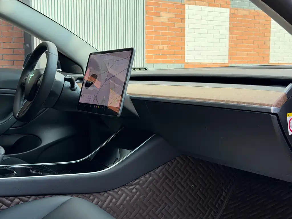Tesla Model 3 — миниатюра 8