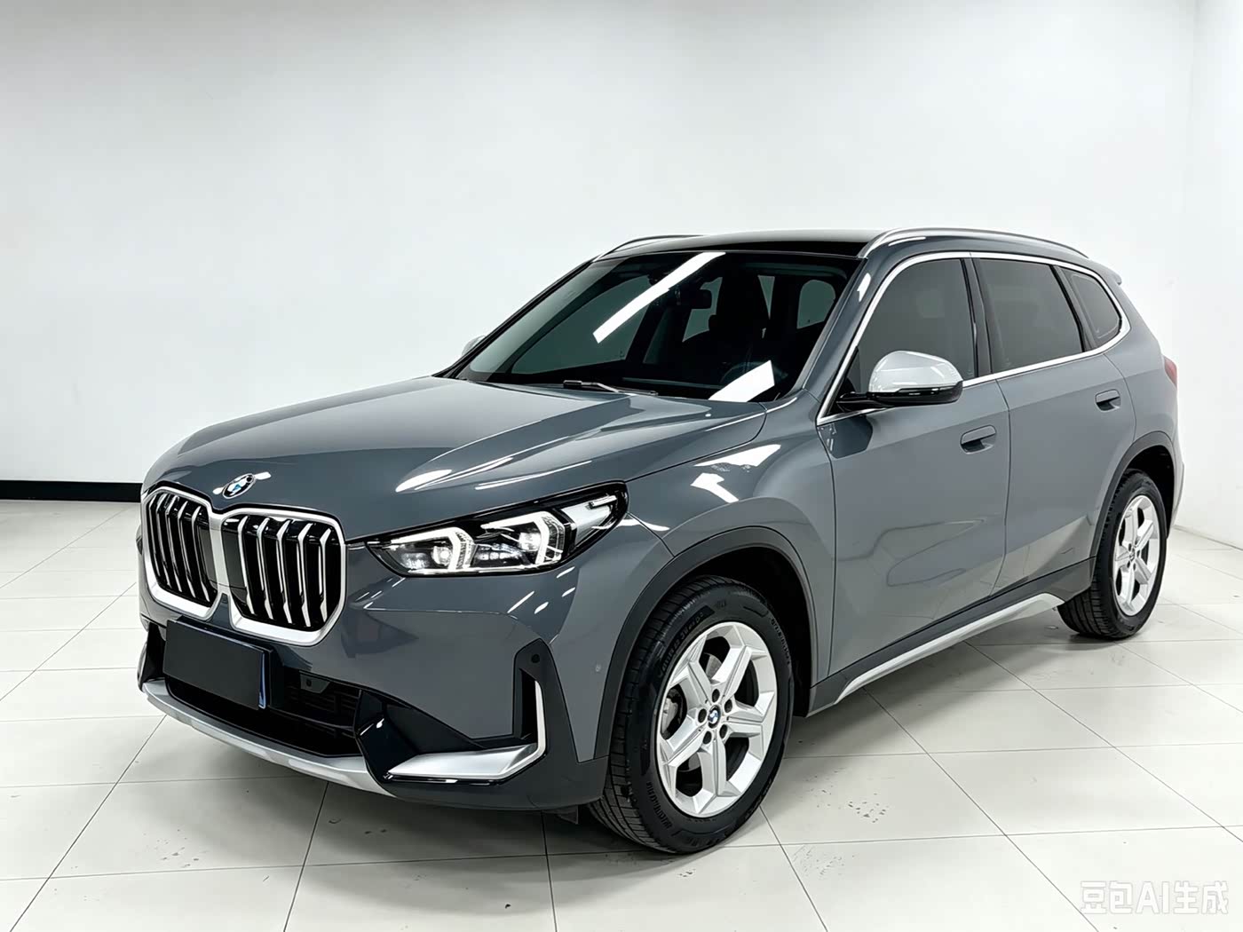 BMW X1 1.5 л 2023 г. Серебристо-серый, пробег 13000 км