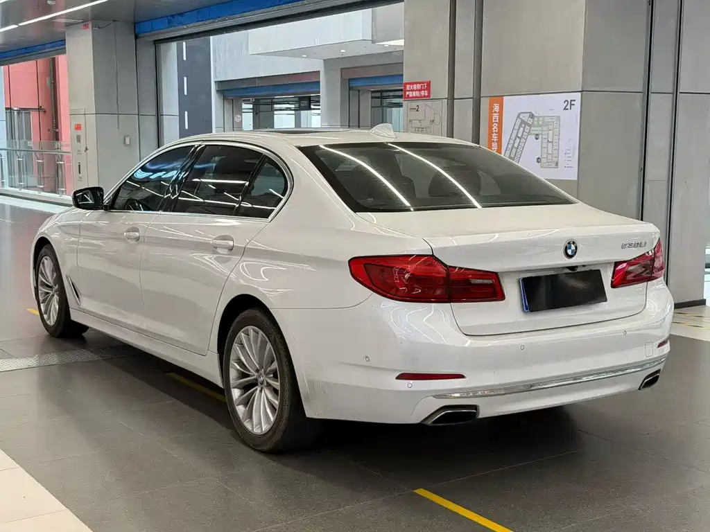 BMW 5 Series — миниатюра 9