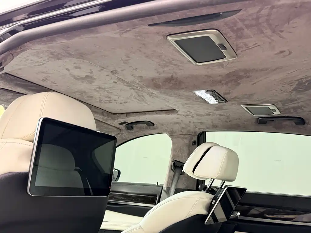 BMW 7 Series — миниатюра 13
