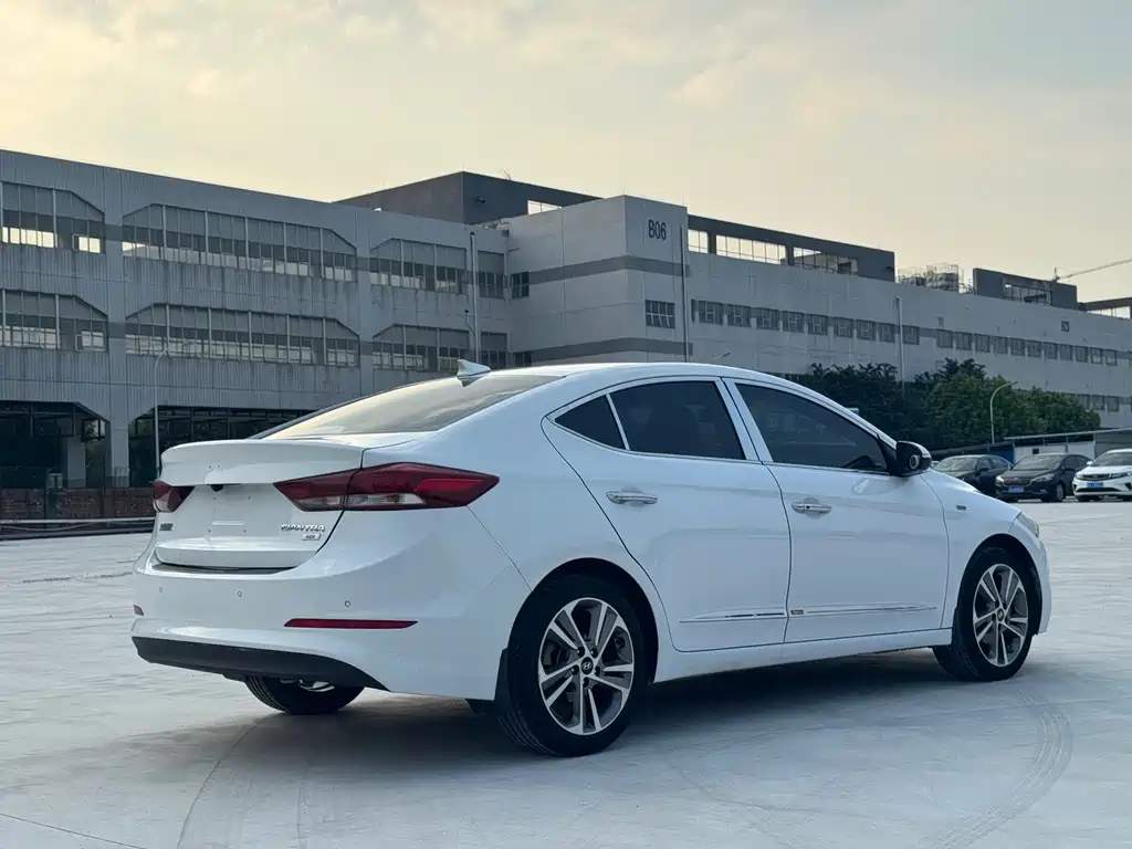 Hyundai Elantra — миниатюра 5