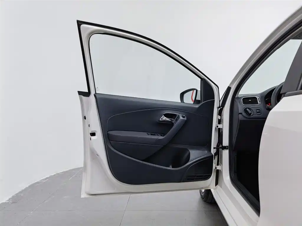Volkswagen Polo 2014 1.4L AT Comfort