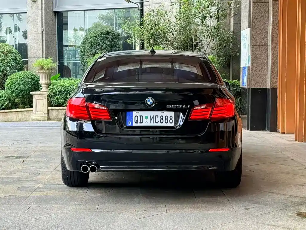 BMW 5 Series — миниатюра 6