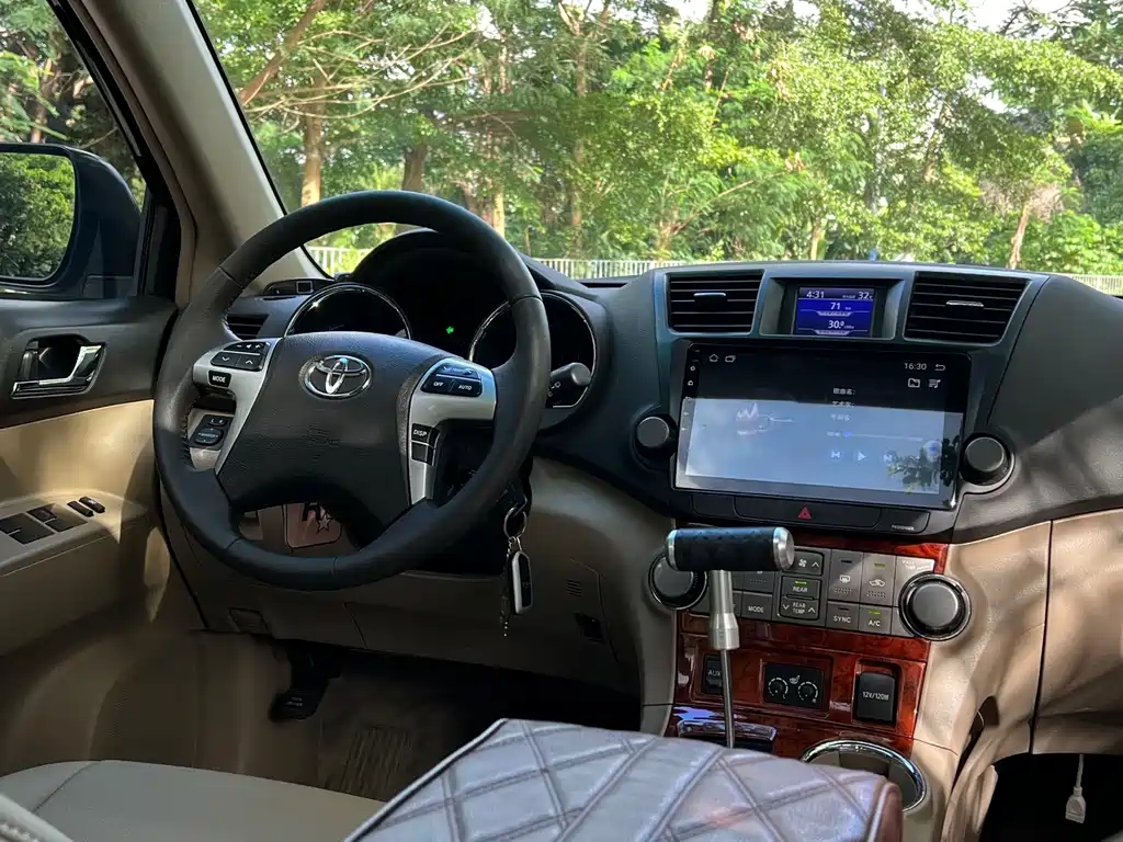 Toyota Highlander 2012 2.7L 7 мест Luxury