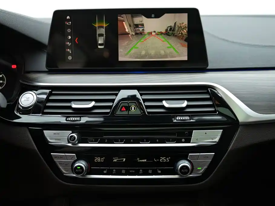 BMW 5 Series New Energy — миниатюра 10