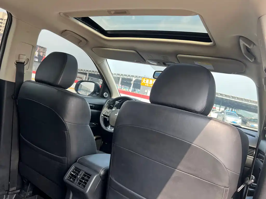 MITSUBISHI OUTLANDER