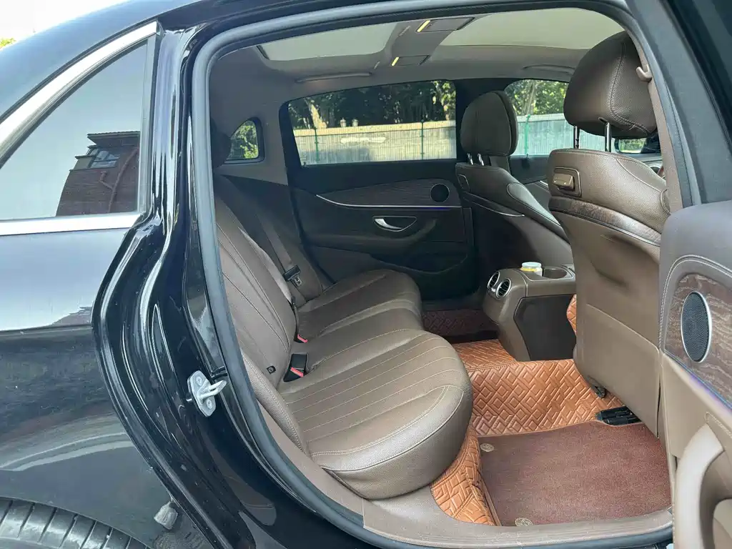 Mercedes-Benz E-Class — миниатюра 7