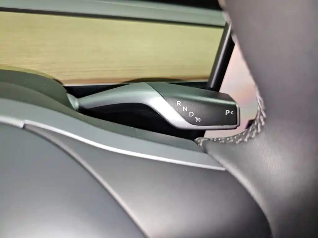 Tesla Model Y — миниатюра 14