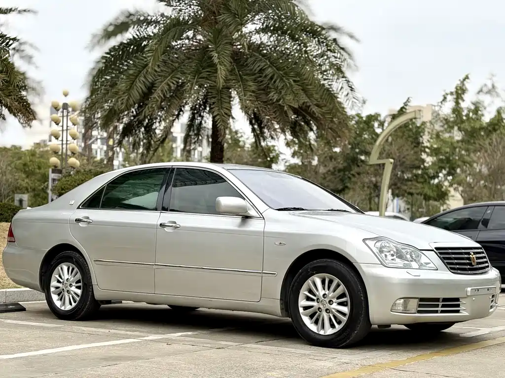 Toyota Crown — миниатюра 3