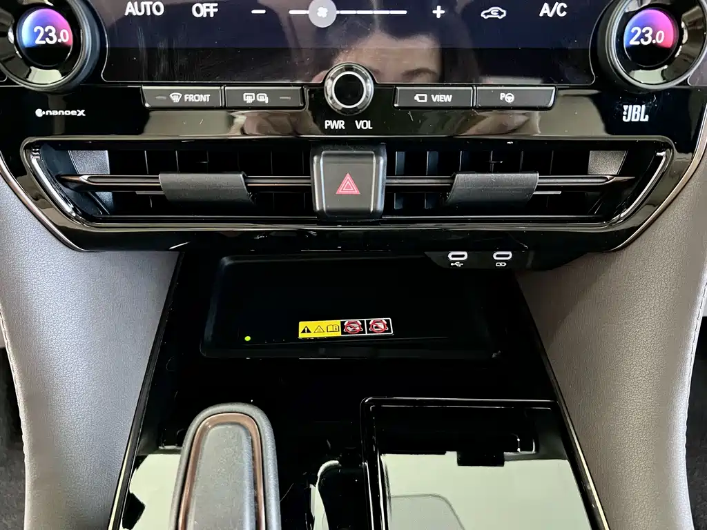 Toyota Alphard — миниатюра 18