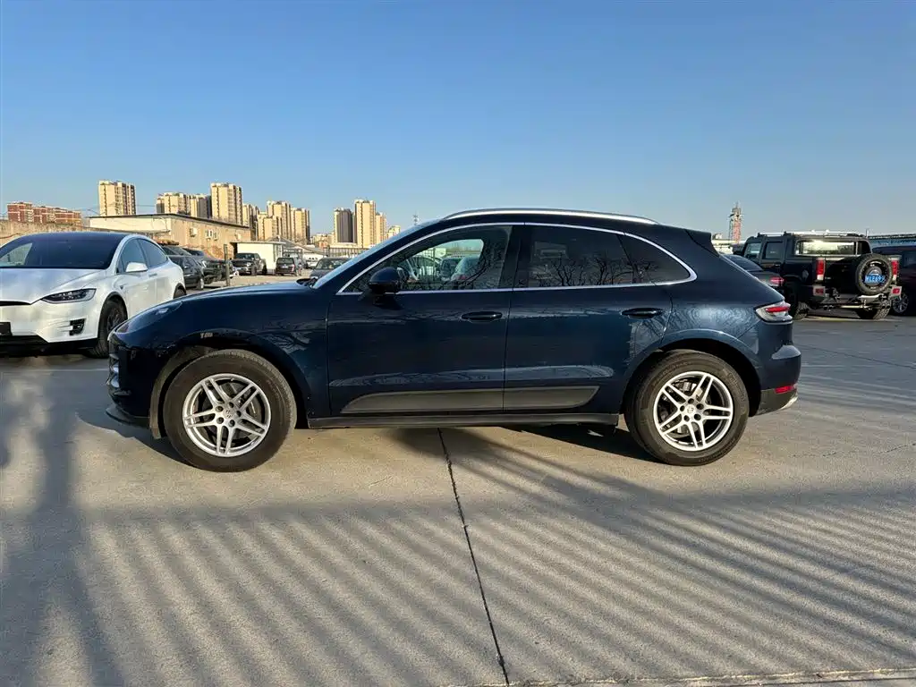 PORSCHE MACAN