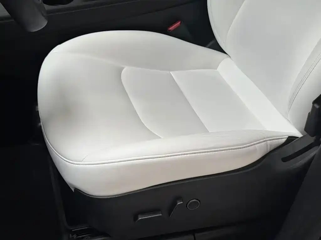 Tesla Model Y — миниатюра 8