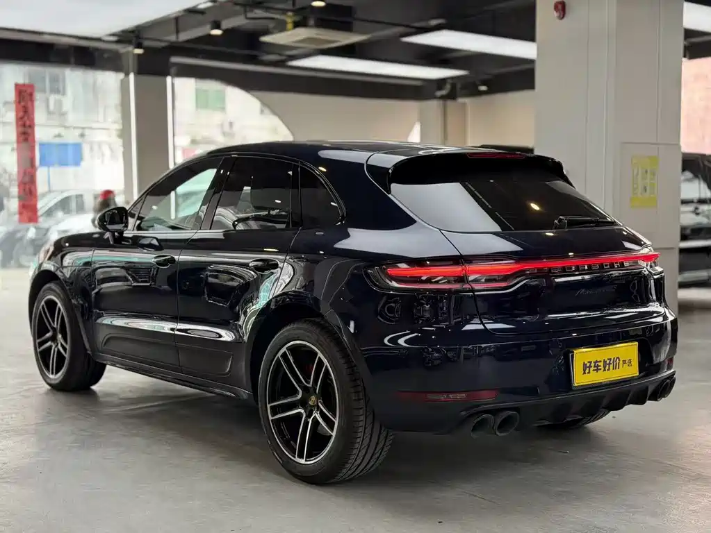 PORSCHE MACAN