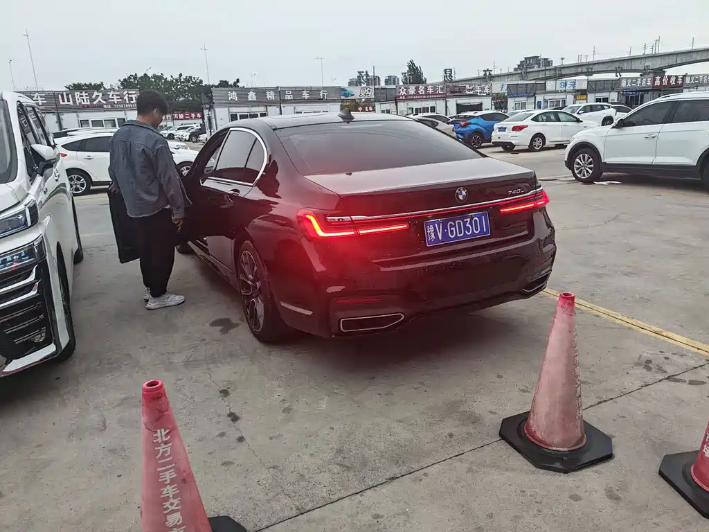 BMW 7 Series — миниатюра 7