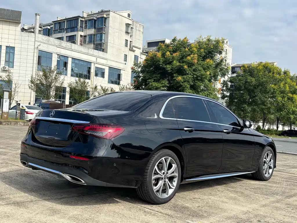 Mercedes-Benz E-Class — миниатюра 7