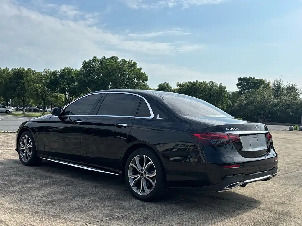 Mercedes-Benz E-Class — миниатюра 5