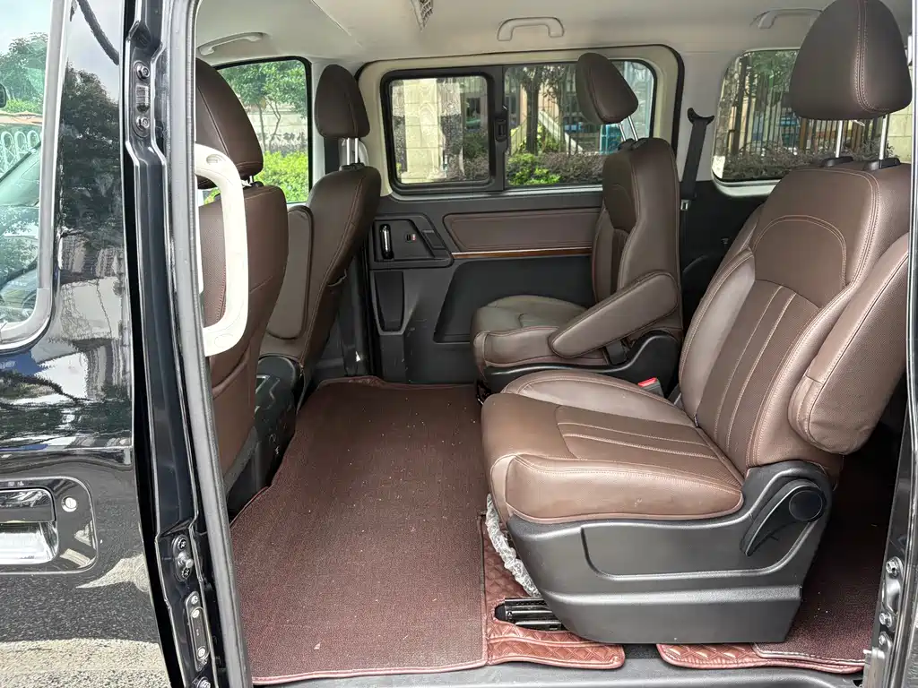 Forthing Lingzhi Plus PLUS 2023 2.0L MT Luxury CNG 7 мест