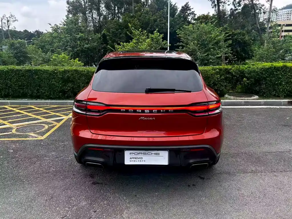 PORSCHE MACAN
