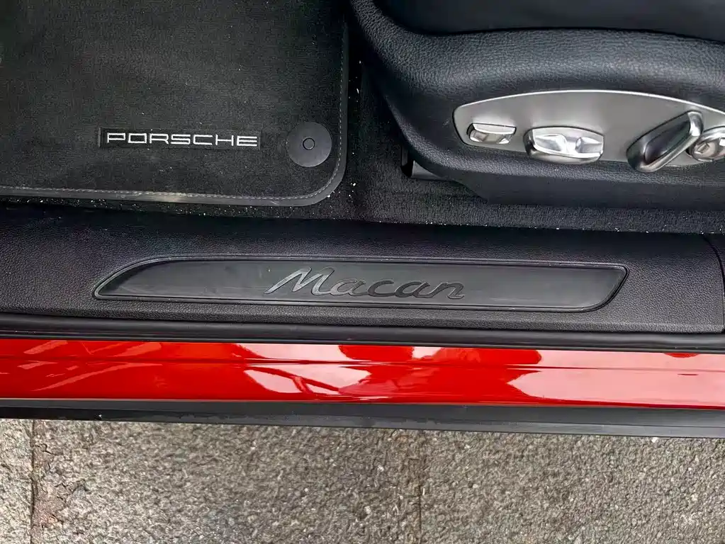 PORSCHE MACAN