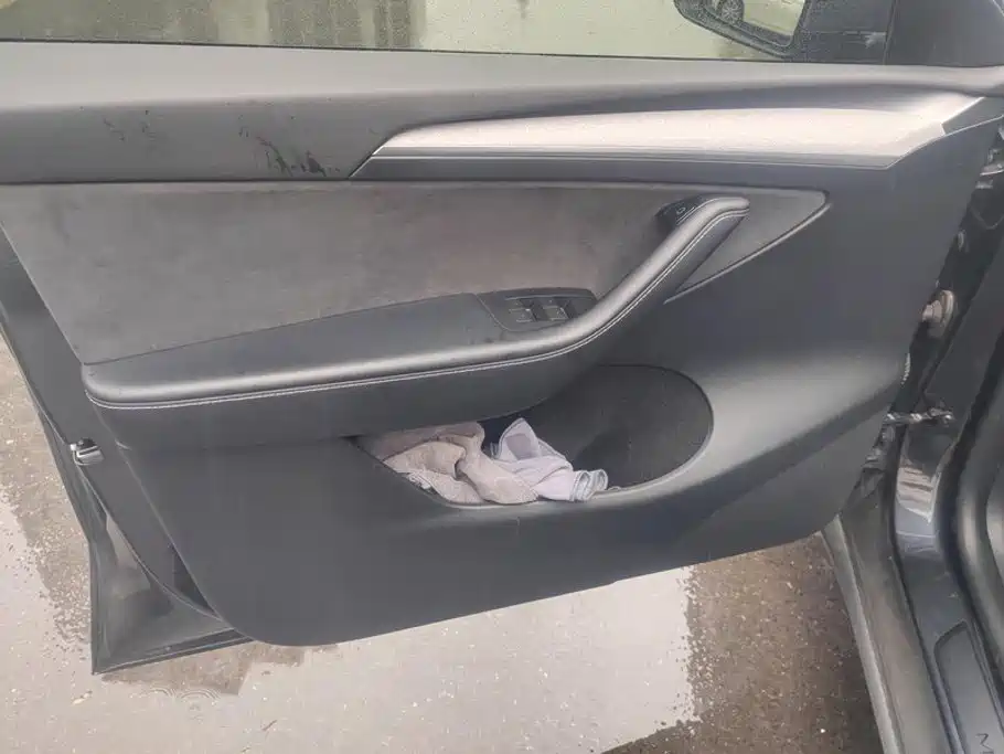 Tesla Model Y — миниатюра 6