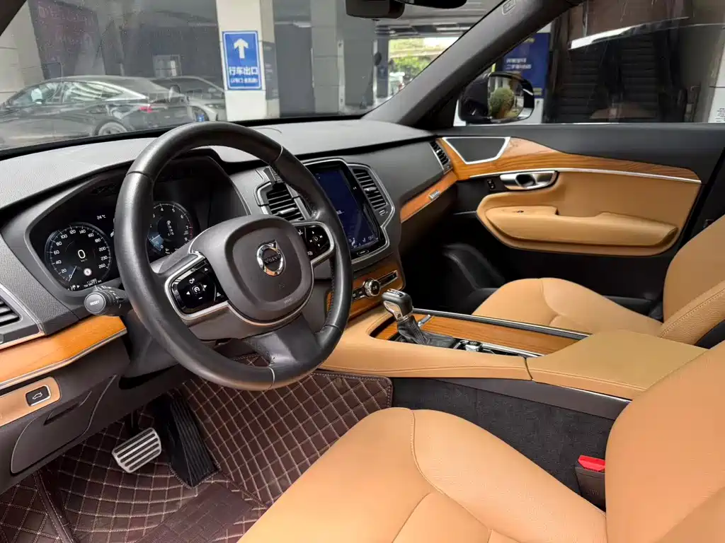 Volvo XC90 2018 T5 7 мест