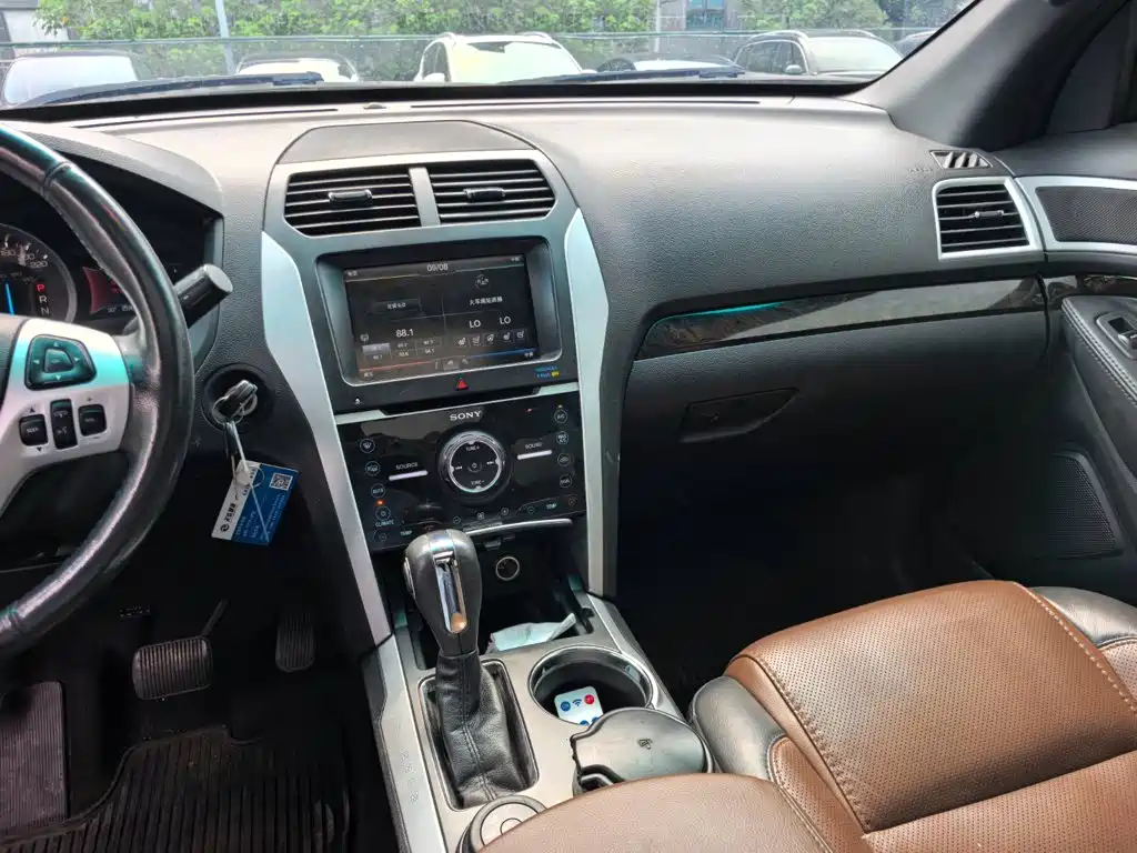 Ford Explorer (Import) — миниатюра 13