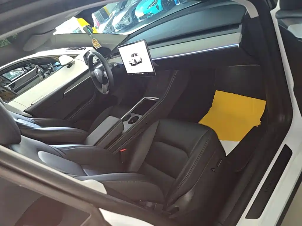 Tesla Model Y — миниатюра 25