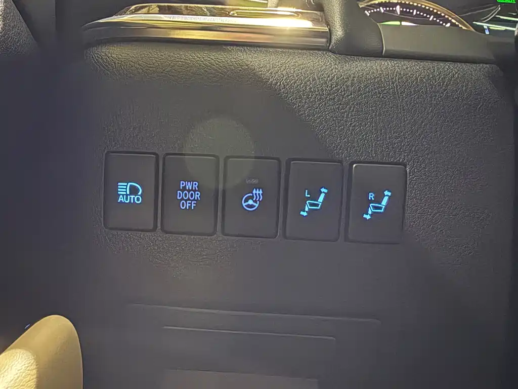 Toyota Alphard — миниатюра 19